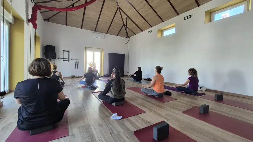 Taller de yoga con personas adultas en Prado del Rey, Cádiz. Foto cedida por Circolivo