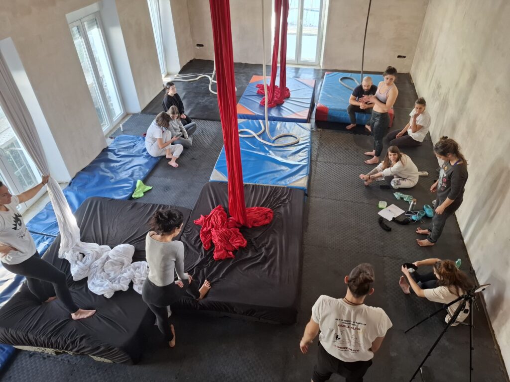 Taller de acrobacias para adultos en Prado del Rey. Foto cedida por Circolivo