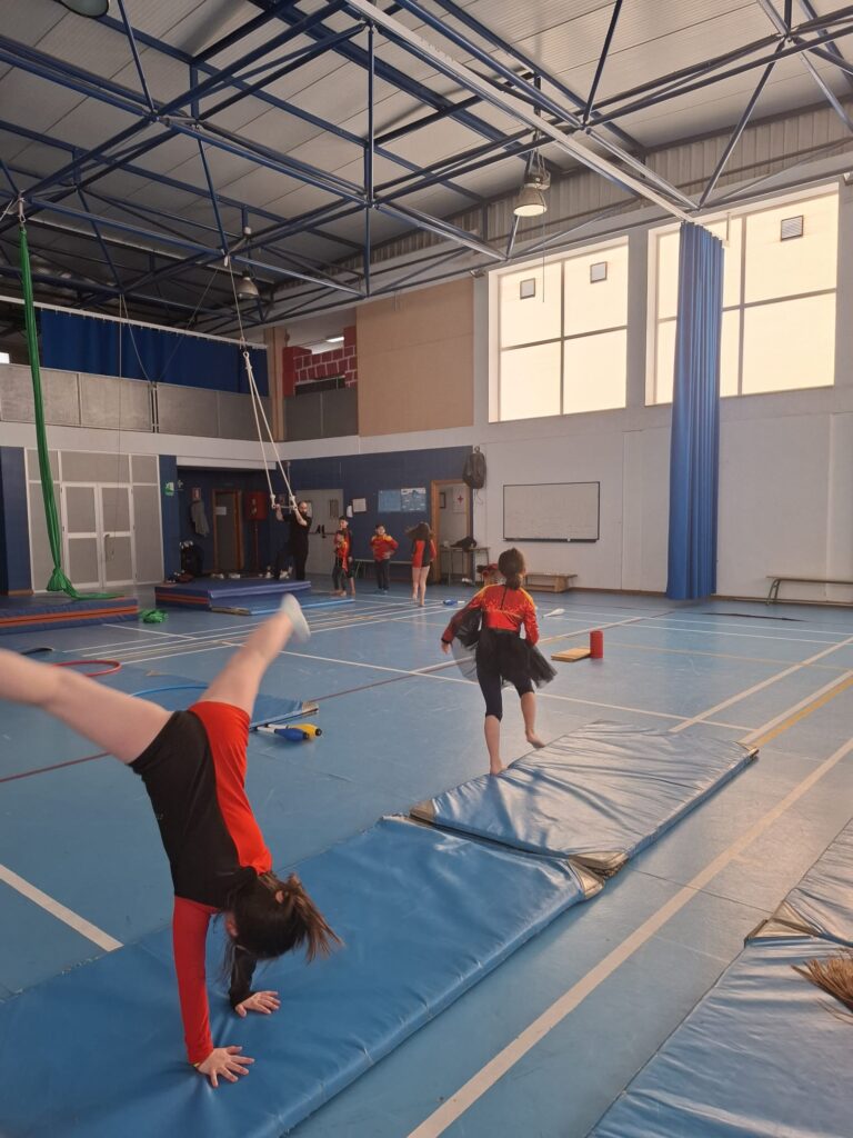 Clase de circo con niños en Prado del Rey, Cádiz. Foto cedida por Circolivo