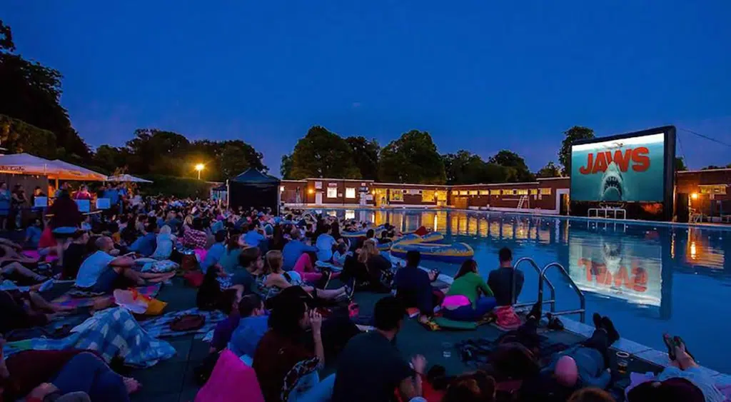 En la piscina de Amurjo, en Orcera (Jaén), se organiza un cine flotante.