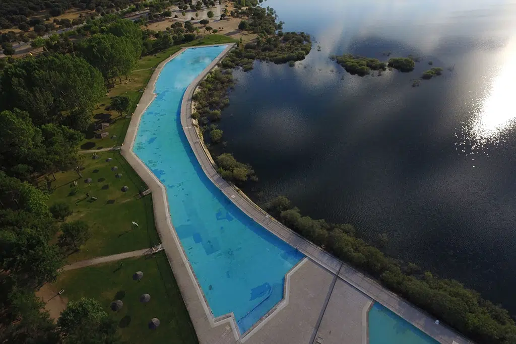 La piscina está situada junto al embalse de Riosequillo, en Buitrago del Lozoya (Madrid).