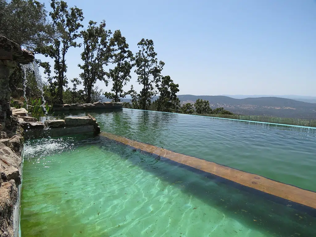 Casas rurales con piscina biológica.