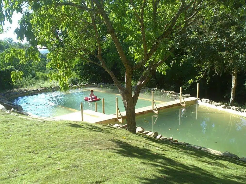 Casas rurales con piscina biológica.