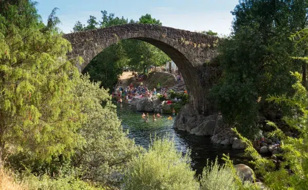 Piscina natural de la garganta de Alardos, junto al puente Viejo de Madrigal de la Vera (Cáceres).