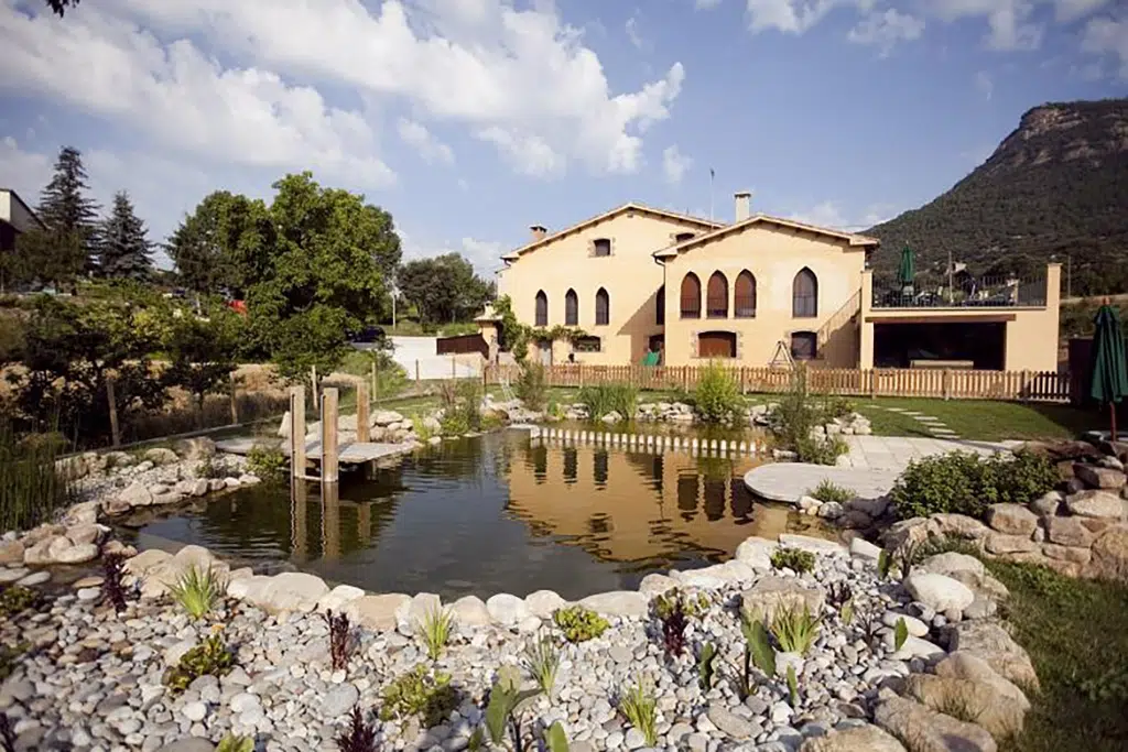 Casas rurales con piscina biológica.