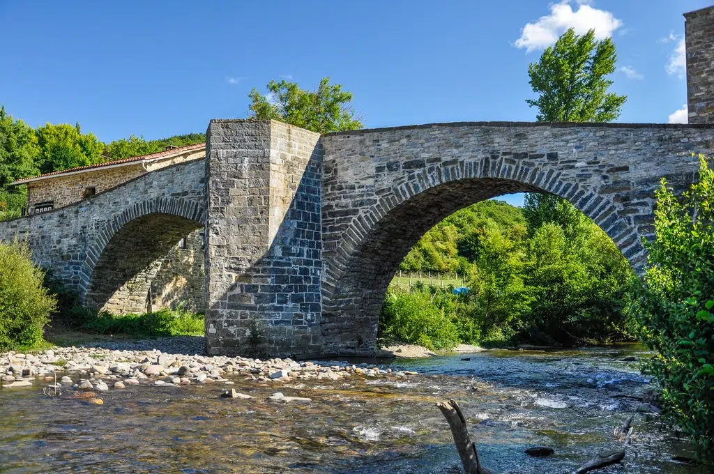 Puente medieval sobre el río Arga en Zubiri, por donde pasa el Camino de Santiago Francés. Por luisfpizarro