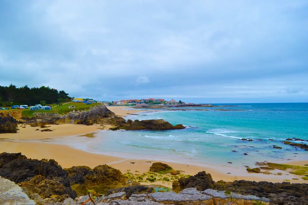 La playa del Merón de San Vicente de la Barquera (Cantabria). Por Jesus Barroso