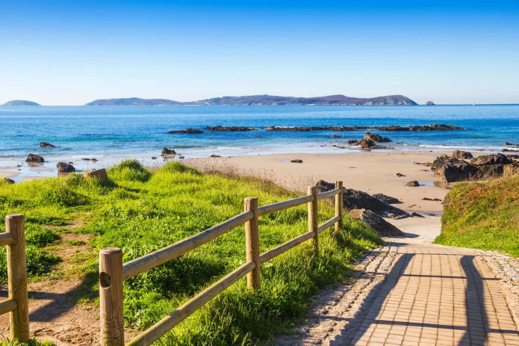 Vistas de la isla de Ons desde la playa de Bascuas