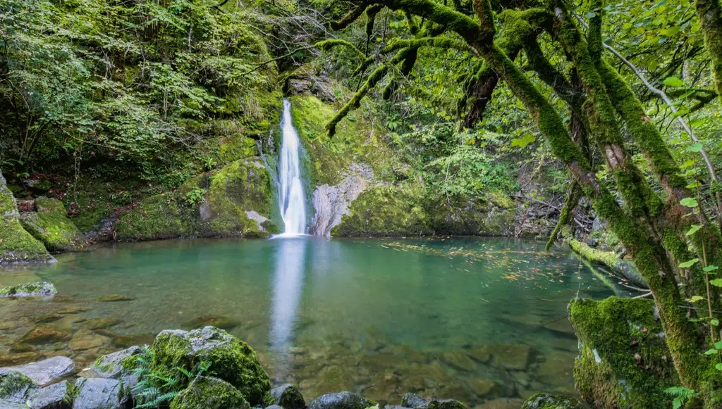 La cascada y poza de Osinberde, en Zaldibia. Por Mikel