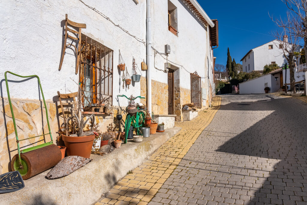Una fachada decorada en Olmeda de las Fuentes. Por josemiguelsangar