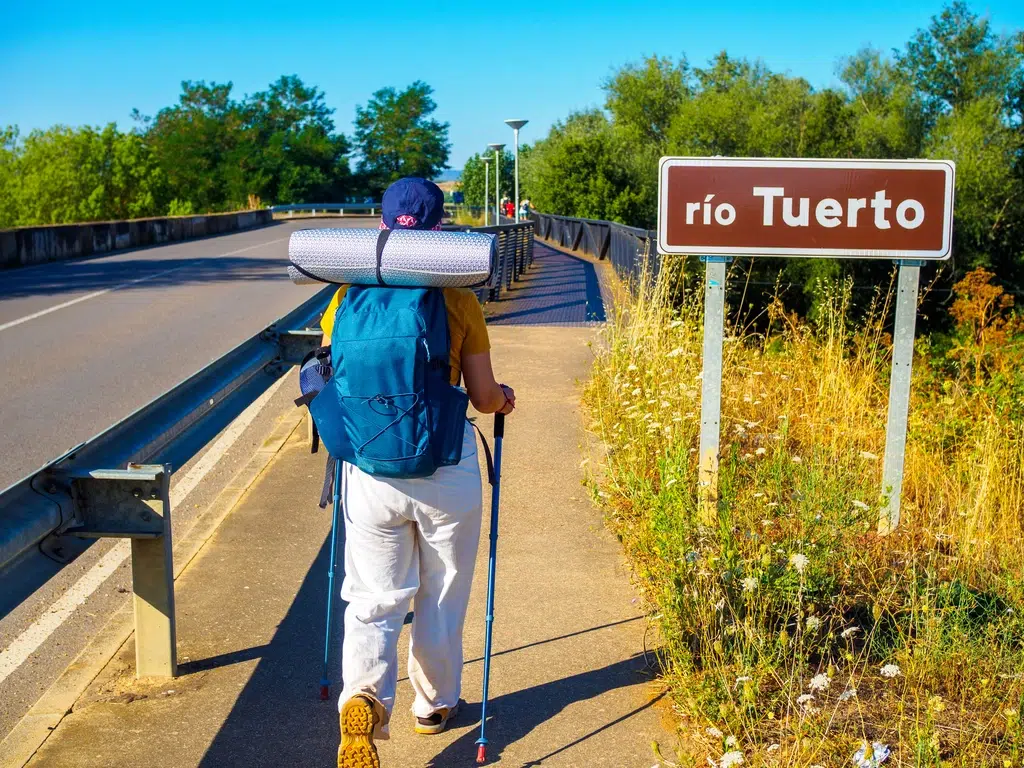 Un peregrino caminando sobre el río Tuerto en San Justo de la Vega. Por Álvaro Germán Vilela