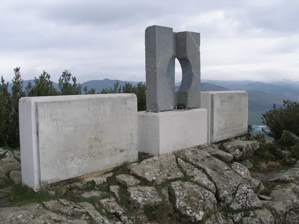 Monumento erigido en el monte Ezkaba, en homenaje a los caídos (Navarra)