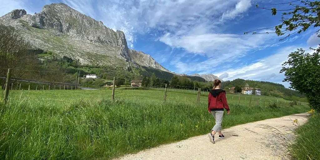 Mujer caminando por la Vía Verde de Arrazola