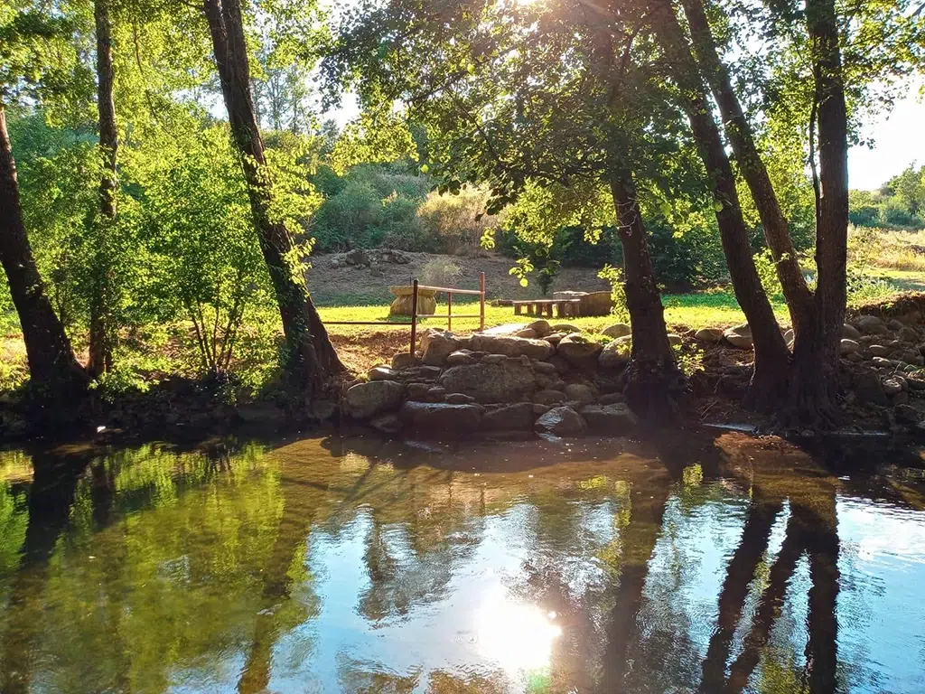Piscina natural junto la casa El Abuelo Marciano (Cáceres)