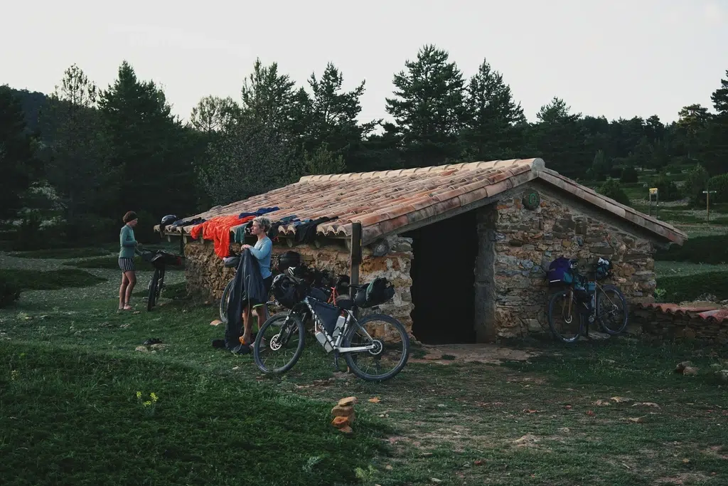 Descanso en la ruta cicloturista Montañas Vacías. Cedida por Ernesto Pastor