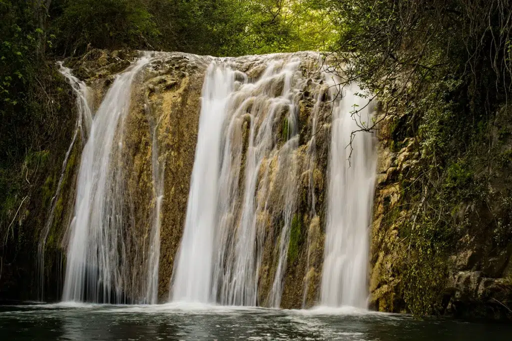Las cascadas y saltos de agua del entorno protegido del Brugent nos dejarán sin aliento.