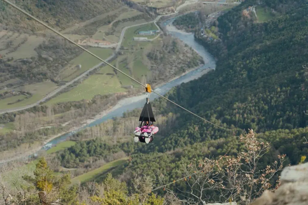 Volando como Superman en el tirolina Ordesa Pirineos (Hoz de Jaca, Huesca).