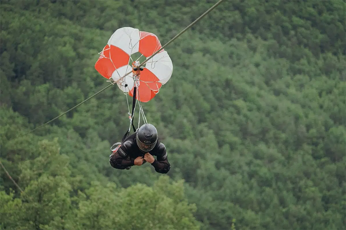 Estas tirolinas extremas combinan velocidad, altura, longitud y posición para conseguir un vuelo a lo Superman.