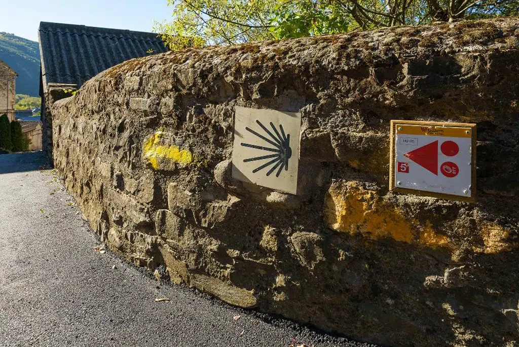 El primer tramo del camino hacia las pozas de la Garcipollera coincide con el Camino de Santiago en Castiello de Jaca (Huesca).
