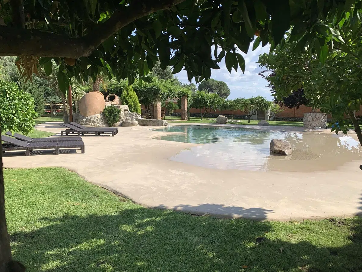 Ni Maldivas ni Seychelles: las piscinas de arena de estas casas rurales son como una playa privada