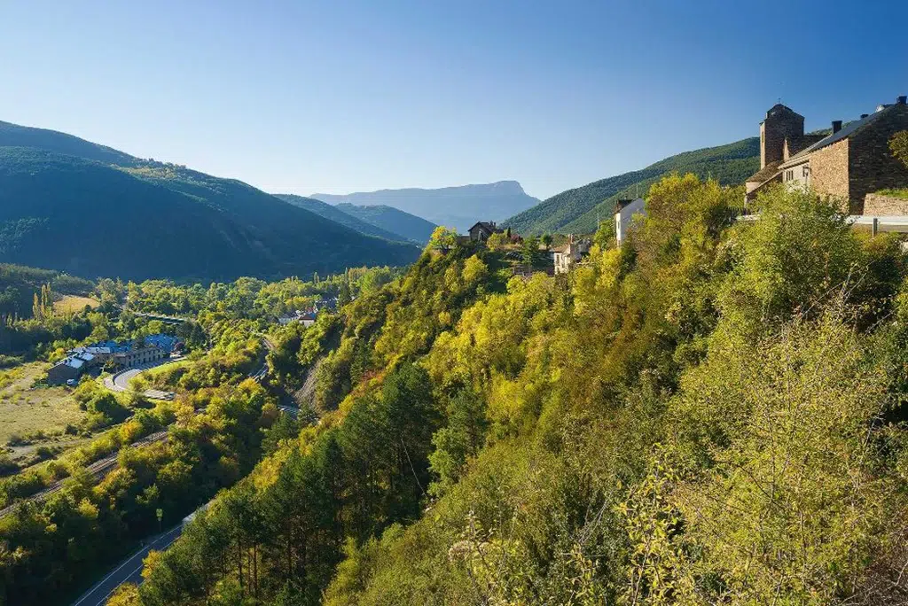 Castiello de Jaca se ubica en la ladera de una montaña.