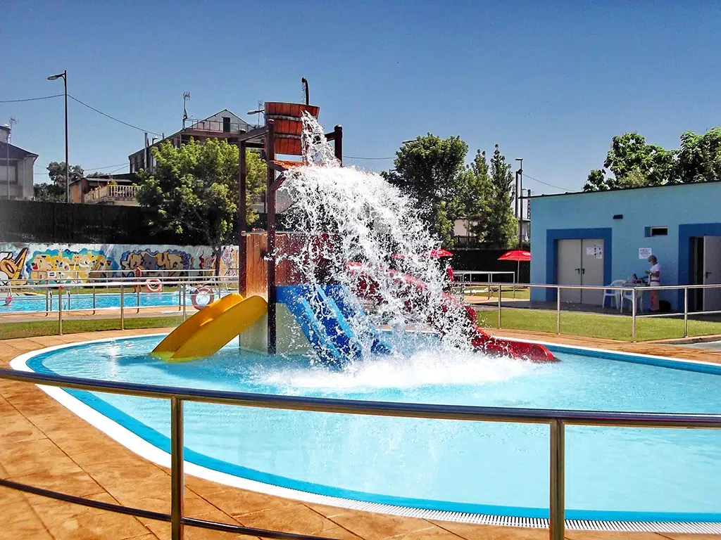 Las piscinas de verano de Toral de los Vados disponen de parque acuático.