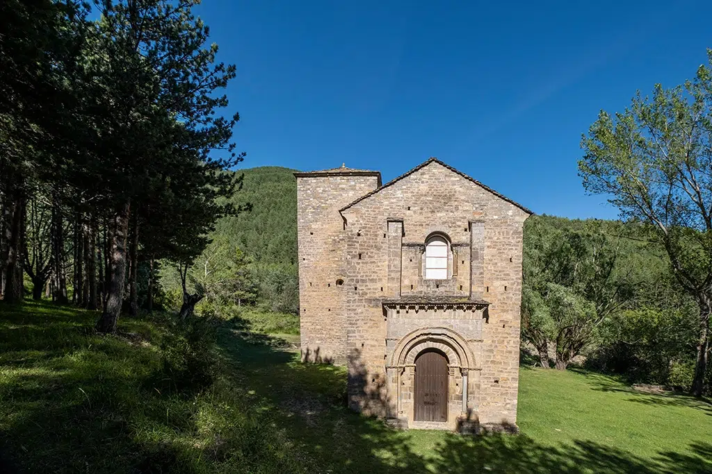 Iglesia románica de Santa María de Iguácel, en el valle de la Garcipollera (Huesca).
