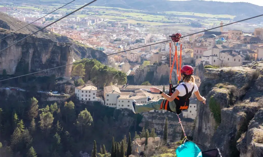 En la tirolina Las Hoces de Cuenca podemos sobrevolar una ciudad Patrimonio de la Humanidad.