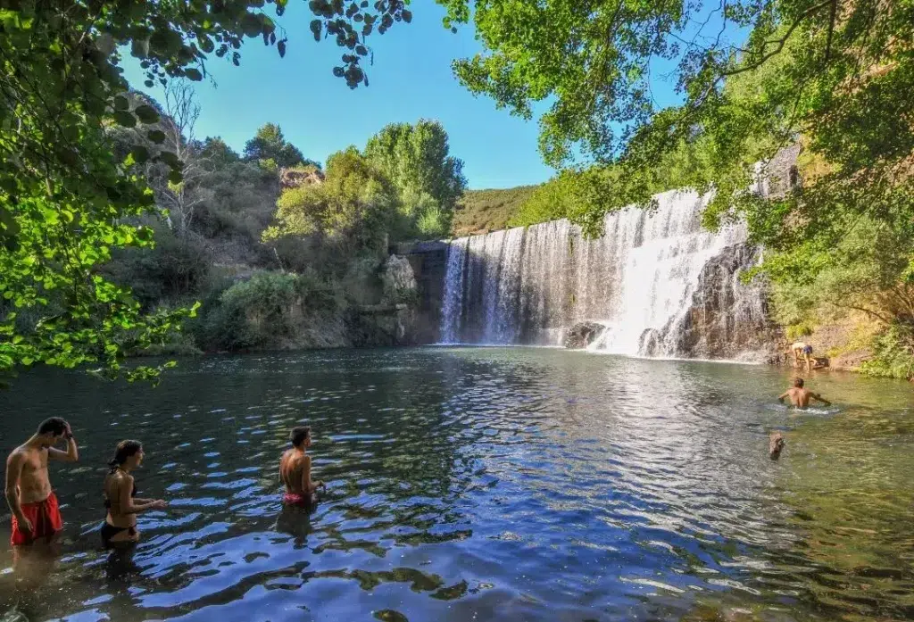 Baño refrescante en la cascada del Salto del Pelgo, en Toral de los Vados (León).