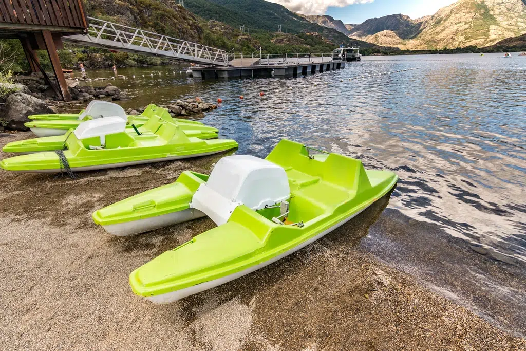 Alquiler de barcas de pedales en el Lago de Sanabria, Zamora. Por Enrique del Barrio
