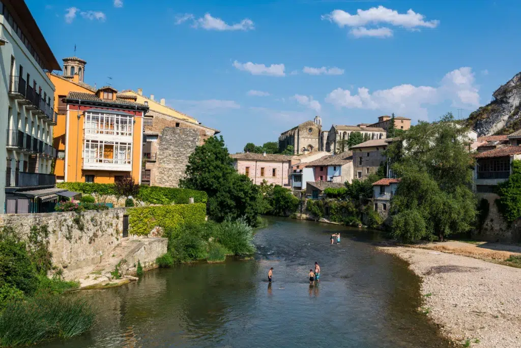 Bañistas en el río Ega, en Estella-Lizarra (Navarra)