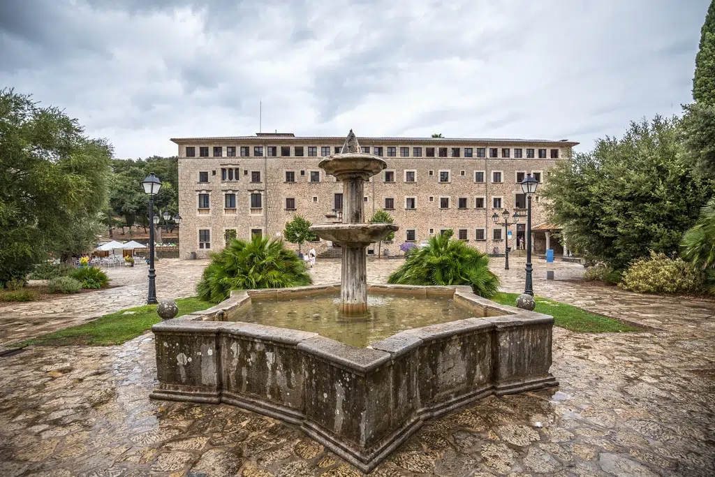 Plaza en el Santuario de Lluc de Mallorca. Por Sergey Kelin