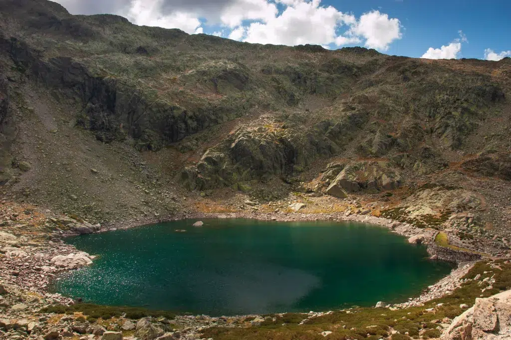 Laguna de La Nava en el Parque Regional de la Sierra de Gredos. Por Orion76