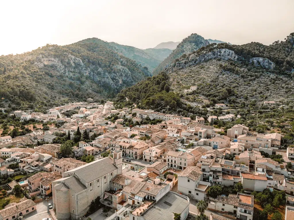 El pueblo de Caimari, en Mallorca. Por Marcus Mudd/Wirestock Creators