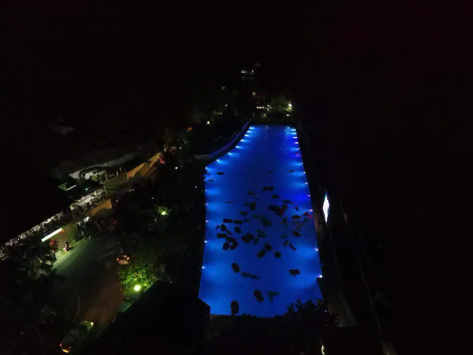 Cine flotante en la piscina de Orcera
