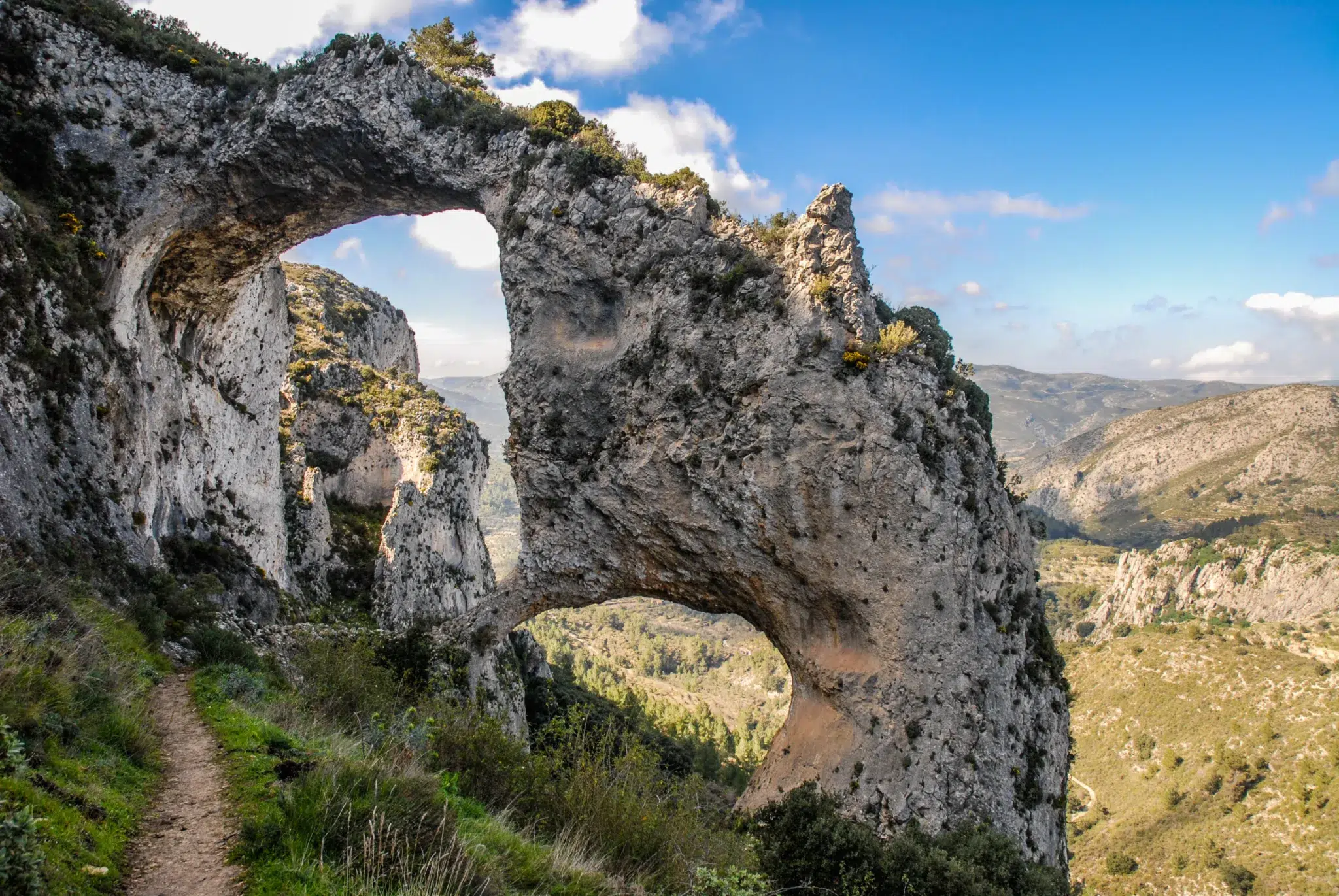 Ruta a los arcos de Castell de Castells, una obra de arte geológica