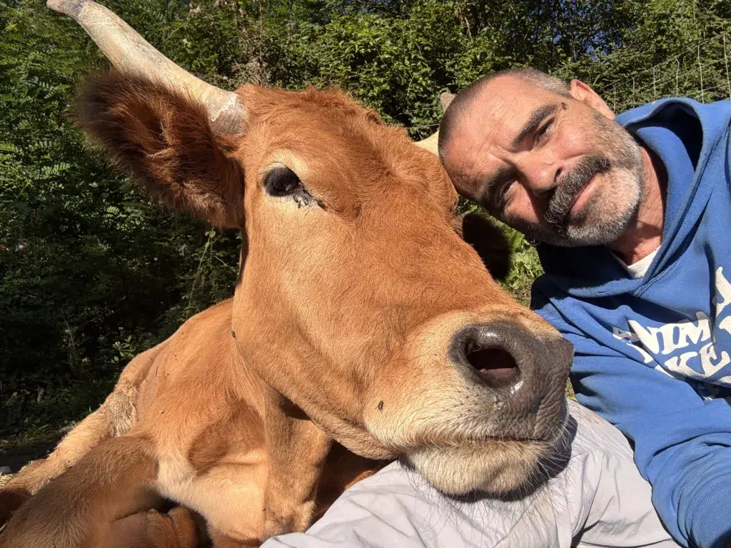 Coque Fernández con un animal rescatado. Cortesía de Fundación Santuario Gaia.
