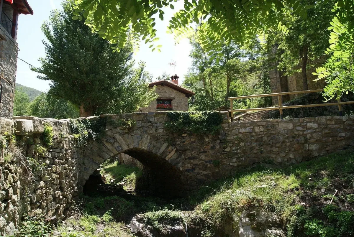 Casas rurales en pueblos que fueron abandonados: dormir donde la historia se detuvo