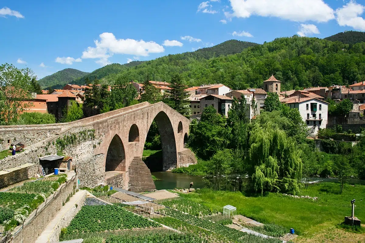 El puente Viejo de san Joan de les Abadesses (Girona), con la silueta del pueblo al fondo.