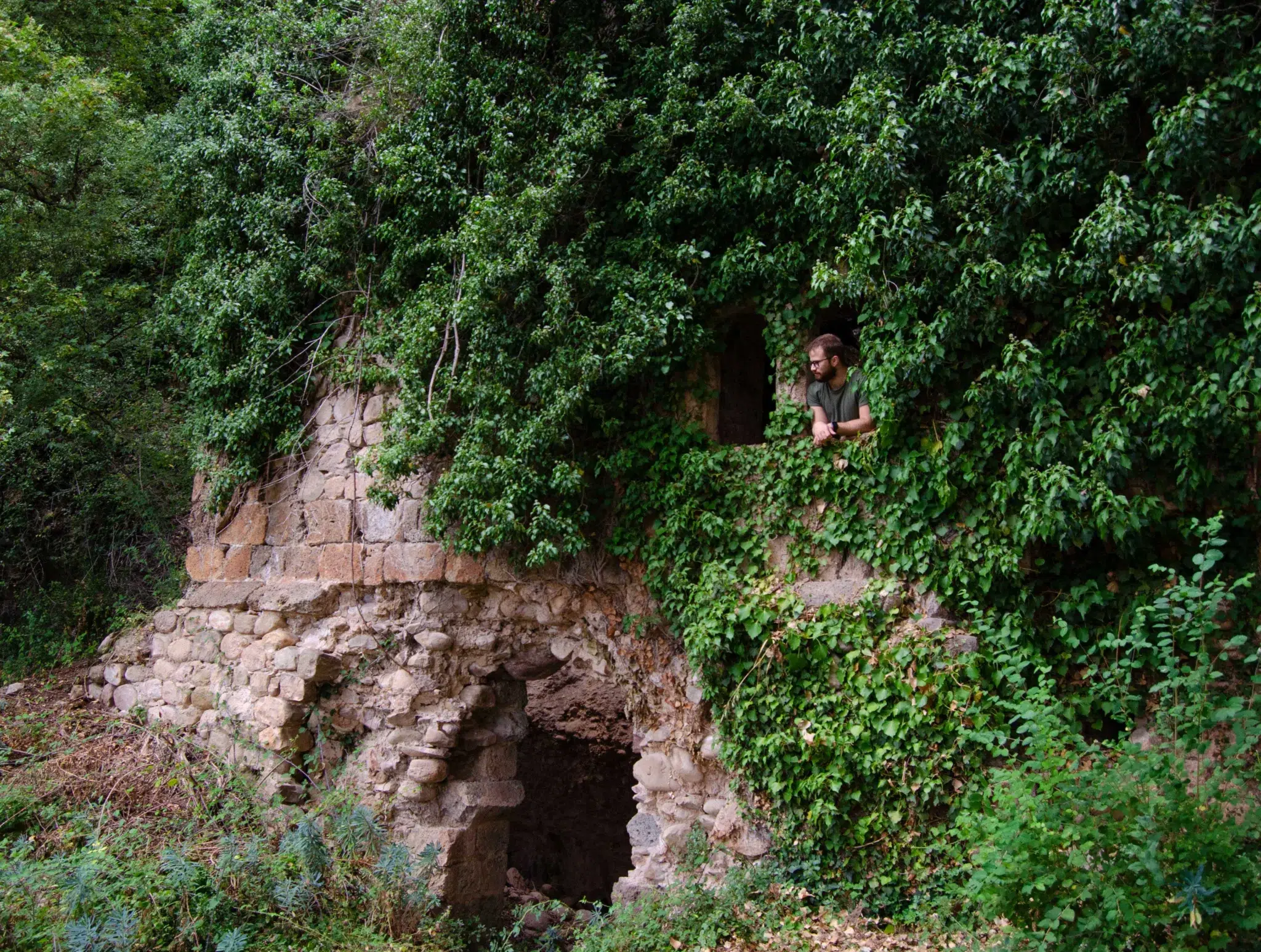 Dónde visitar un castillo construido en una cueva