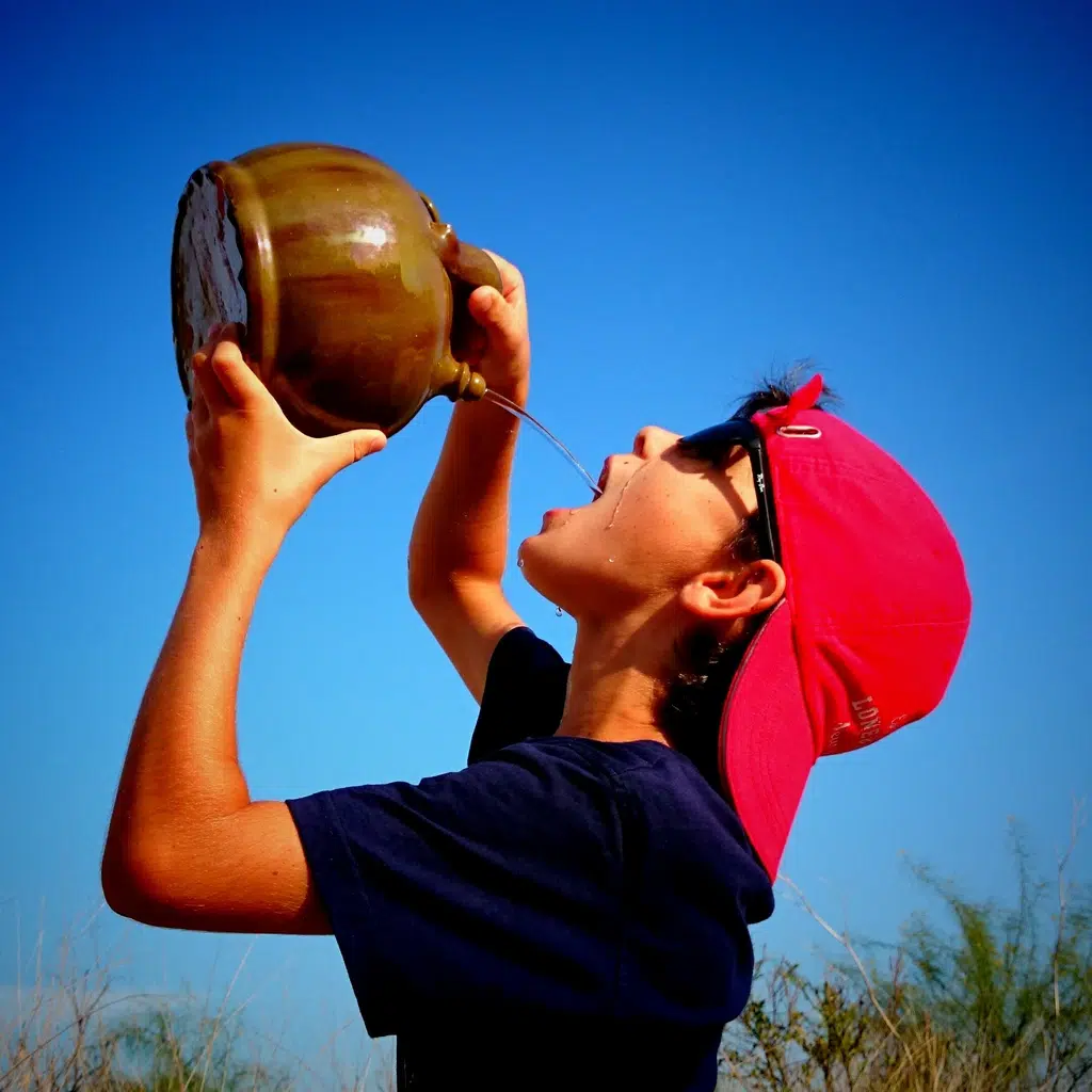 Niño bebiendo de un botijo. Por Ricardo Ferrando