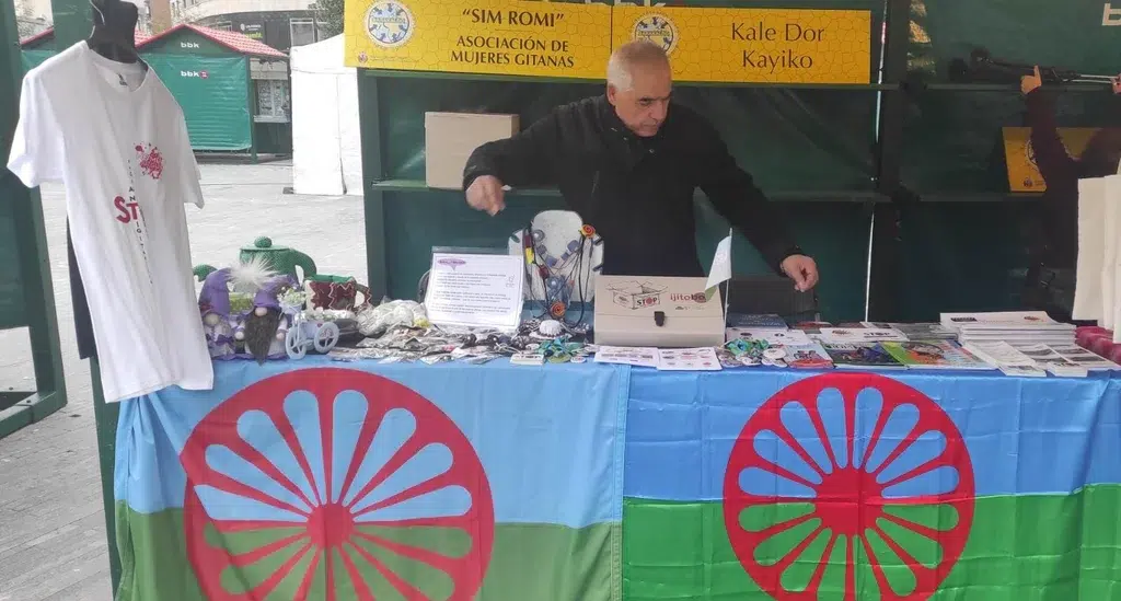 Miembros de la Asociación Kale Dor Kayiko, en una feria. Cedida por Kale Dor Kayiko