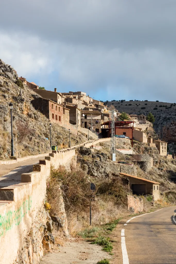Única vía de acceso al pueblo de Purujosa, en Zaragoza. Por Diego Delso, CC BY-SA 4.0 -https://commons.wikimedia.org/w/index.php?curid=46370547