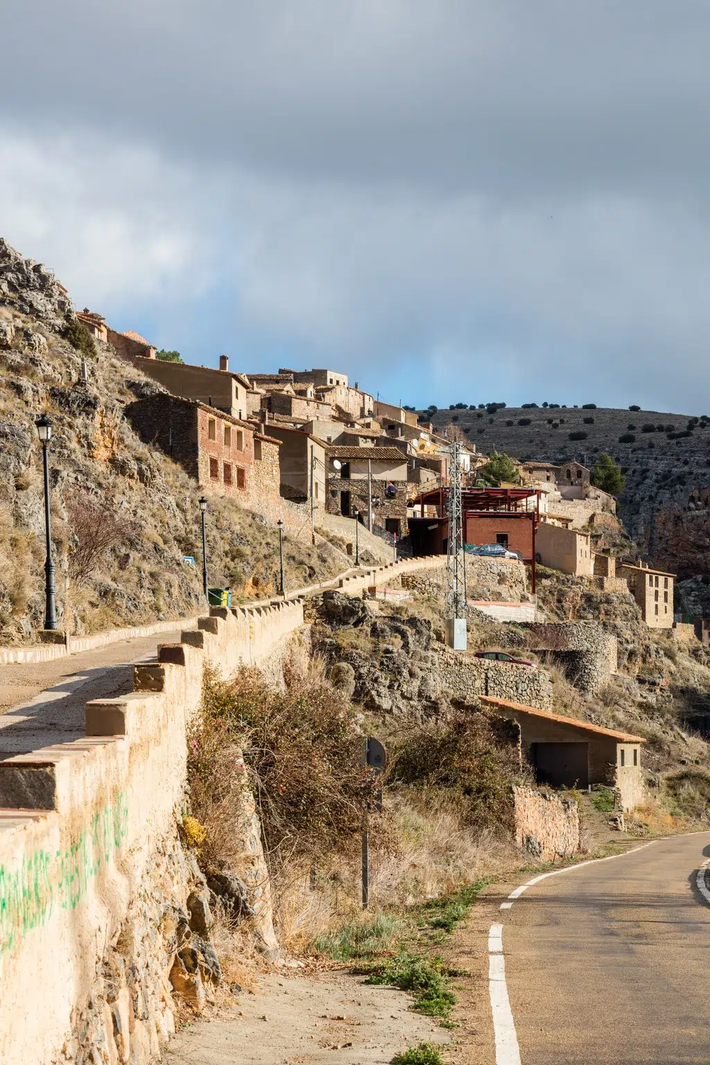 Única vía de acceso al pueblo de Purujosa, en Zaragoza. Por Diego Delso, CC BY-SA 4.0 -https://commons.wikimedia.org/w/index.php?curid=46370547