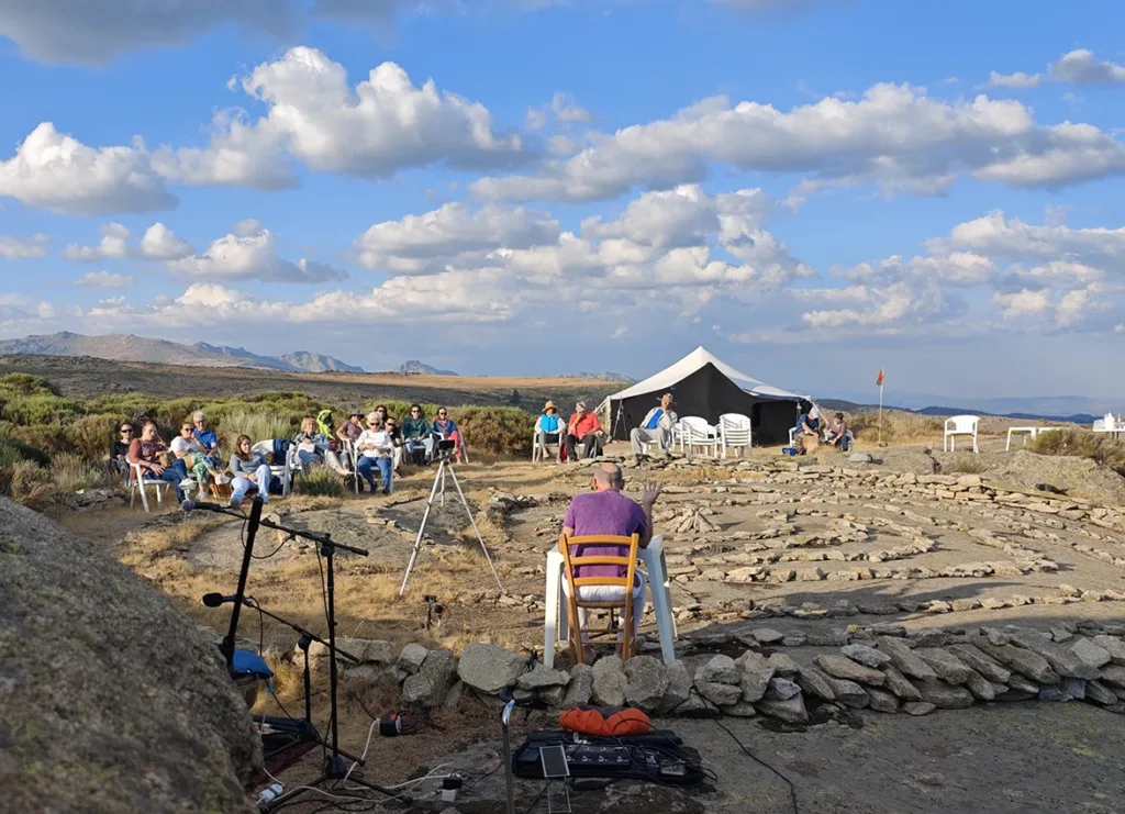 Recital poético dos horas antes del ocaso (2025). Cortesía de Cerro Gallinero.