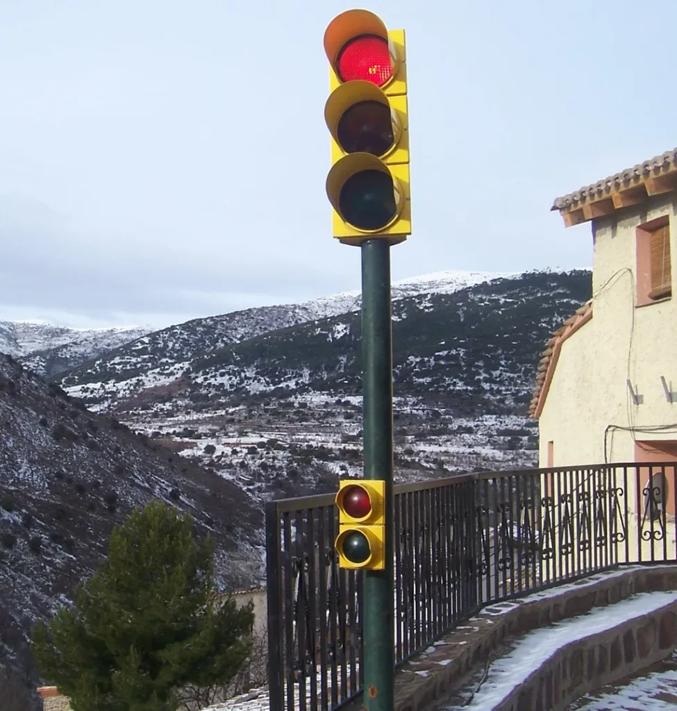 Semáforo de la plaza de Purujosa. Por Ramiro Adiego - https://commons.wikimedia.org/w/index.php?curid=5899340