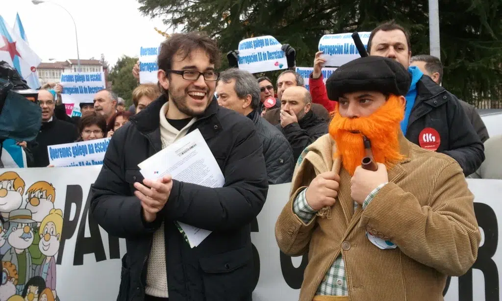 Persona disfrazada como el Apalpador gallego. By Merixo - http://praza.com/movementos-sociais/2990/o-apalpador-lembralle-a-feijoo-a-obriga-legal-de-protexer-o-galego-no-ensino/, CC BY-SA 3.0, https://commons.wikimedia.org/w/index.php?curid=23173884