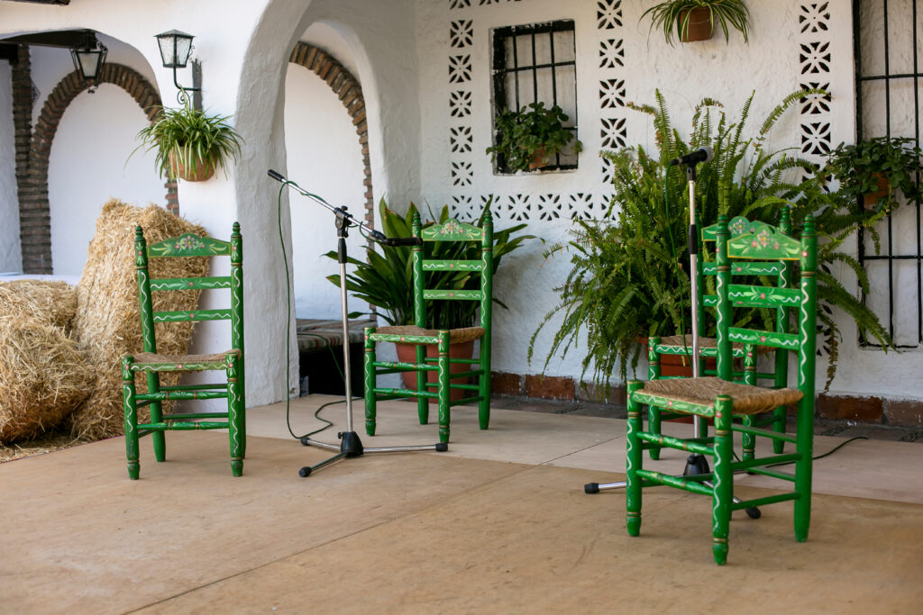 Patio andaluz preparado para una actuación de flamenco. Por saragraphika