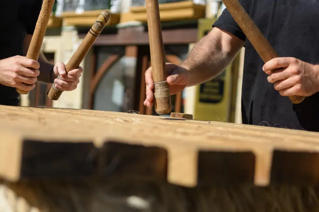 Una pareja tocando la txalaparta vasca. Por JaviSIfoto