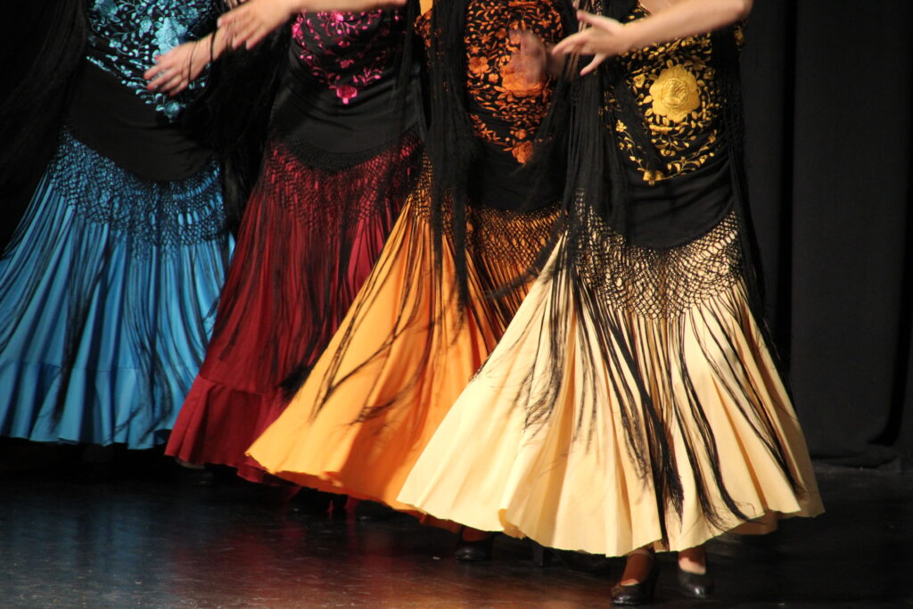 Mujeres bailando flamenco sobre el escenario. Por Laiotz